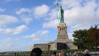 Freut sich wieder über Besucher: Die Freiheitsstatue in New York##Foto: Peter Foley Freut sich wieder über Besucher: Die Freiheitsstatue in New York