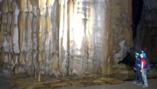 Beeindruckende Gesteinsstrukturen: In der Son Doong Höhle wachsen riesige Tropfsteine##Foto: Johanna Uchtmann Beeindruckende Gesteinsstrukturen: In der Son Doong Höhle wachsen riesige Tropfsteine