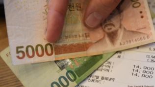Wer im Urlaub Geld in der landeseigene Währung dabei hat, tauscht das restliche Geld am besten noch vor der Abreise um Wer im Urlaub Geld in der landeseigene Währung dabei hat, tauscht das restliche Geld am besten noch vor der Abreise um