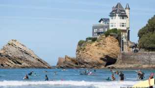 Surfen in Biarritz - einst Jetset-Metropole, heute unter anderem auch ein Anziehungspunkt für Wassersportler Surfen in Biarritz - einst Jetset-Metropole, heute unter anderem auch ein Anziehungspunkt für Wassersportler