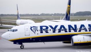 Im nordrhein-westfälischen Weeze werden künftig nur drei statt fünf geplanter Ryanair-Flugzeuge stationiert Im nordrhein-westfälischen Weeze werden künftig nur drei statt fünf geplanter Ryanair-Flugzeuge stationiert