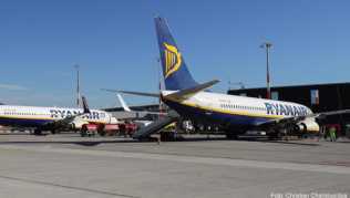 Maschinen der irischen Fluggesellschaft Ryanair stehen auf dem Flughafen Hamburg auf dem Vorfeld am Terminal Maschinen der irischen Fluggesellschaft Ryanair stehen auf dem Flughafen Hamburg auf dem Vorfeld am Terminal