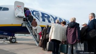 Für Fluggäste mit normalem Ticket heißt es in Zukunft: Eine Handtasche darf mit in die Kabine, aber mehr nicht Für Fluggäste mit normalem Ticket heißt es in Zukunft: Eine Handtasche darf mit in die Kabine, aber mehr nicht