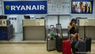 Ryanair ließ wegen fehlender Flugbegleiter europaweit Hunderte Verbindungen ausfallen Ryanair ließ wegen fehlender Flugbegleiter europaweit Hunderte Verbindungen ausfallen