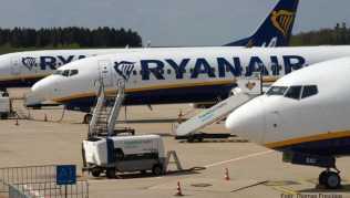 Ryanair will den Ticketpreis für abgesagte Flüge nun schneller erstatten. Die Fluggesellschaft hat dafür nach eigenen Angaben zusätzliche Mitarbeiter geschult Ryanair will den Ticketpreis für abgesagte Flüge nun schneller erstatten. Die Fluggesellschaft hat dafür nach eigenen Angaben zusätzliche Mitarbeiter geschult