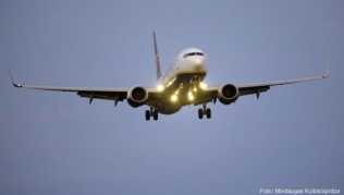 Einen Flug noch recht kurzfristig ohne Extrakosten verschieben zu können, ist in Corona-Zeiten wichtig - Ryanair passt seine Umbuchungsgebühren daher noch einmal an Einen Flug noch recht kurzfristig ohne Extrakosten verschieben zu können, ist in Corona-Zeiten wichtig - Ryanair passt seine Umbuchungsgebühren daher noch einmal an