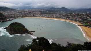 Ein Halbkreis wie gezeichnet: Die Bucht von San Sebastián vom Berg Igueldo aus gesehen. Experten sind sich einig: Dies ist einer der schönsten Stadtstrände der Welt##Foto: Manuel Meyer Ein Halbkreis wie gezeichnet: Die Bucht von San Sebastián vom Berg Igueldo aus gesehen. Experten sind sich einig: Dies ist einer der schönsten Stadtstrände der Welt