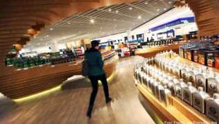 Das Shopping vor dem Abflug sollte nicht zu lange dauern. Denn wer zu spät zum Boarding kommt, wird unter Umständen nicht mehr mitgenommen - auch wenn das Flugzeug noch am Terminal steht Das Shopping vor dem Abflug sollte nicht zu lange dauern. Denn wer zu spät zum Boarding kommt, wird unter Umständen nicht mehr mitgenommen - auch wenn das Flugzeug noch am Terminal steht
