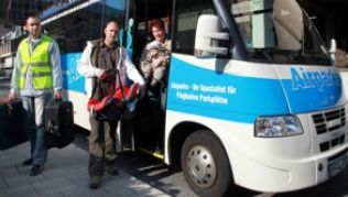 Die Parkplätze privater Anbieter sind meist etwas weiter vom Flughafen entfernt. Mit Shuttlebussen geht es dann zum Terminal##Foto: Airparks Die Parkplätze privater Anbieter sind meist etwas weiter vom Flughafen entfernt. Mit Shuttlebussen geht es dann zum Terminal