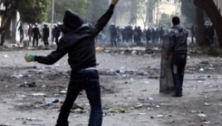 In Kairo ist es wieder zu Krawallen gekommen. Deshalb sagen Reiseveranstalter ihre Ausflüge in die ägyptische Hauptstadt vorerst ab.##Foto: Khaled Elfiqi/dpa In Kairo ist es wieder zu Krawallen gekommen. Deshalb sagen Reiseveranstalter ihre Ausflüge in die ägyptische Hauptstadt vorerst ab.