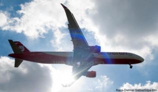 Abflug ungewiss: Wer eine Pauschalreise mit Air-Berlin-Flug gebucht hat, muss sich darauf einstellen, dass sich die Flugzeiten ändern ##Foto: Klaus-Dietmar Gabbert/dpa-tmn Abflug ungewiss: Wer eine Pauschalreise mit Air-Berlin-Flug gebucht hat, muss sich darauf einstellen, dass sich die Flugzeiten ändern