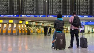 Bei Verspätungen muss die ausführende Airline den Ausgleichsanspruch zahlen - auch wenn der Flug von einer anderen Airline durchgeführt wurde##Foto: Boris Roessler Bei Verspätungen muss die ausführende Airline den Ausgleichsanspruch zahlen - auch wenn der Flug von einer anderen Airline durchgeführt wurde