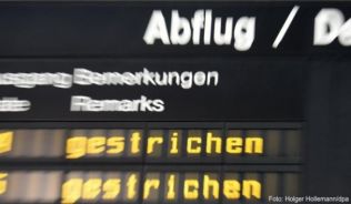Wenn Airlines einen Flug streichen, müssen sie normalerweise Ausgleichszahlungen leisten. Es sei denn, sie bieten einen Ersatzflug an, der maximal zwei Stunden später am Ziel ankommt als vorgesehen.##Foto: Holger Hollemann/dpa Wenn Airlines einen Flug streichen, müssen sie normalerweise Ausgleichszahlungen leisten. Es sei denn, sie bieten einen Ersatzflug an, der maximal zwei Stunden später am Ziel ankommt als vorgesehen.