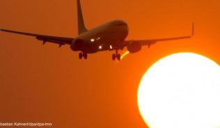 Der Sonne entgegen: Ein Around-the-World-Ticket macht die Weltumrundung möglich##Foto: Sebastian Kahnert/dpa/dpa-tmn Der Sonne entgegen: Ein Around-the-World-Ticket macht die Weltumrundung möglich