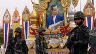Thailändische Soldaten in Bangkok: Das Auswärtige Amt empfiehlt Reisenden, Demonstrationen und Menschenansammlungen zu meiden##Foto: Rungroj Yongrit Thailändische Soldaten in Bangkok: Das Auswärtige Amt empfiehlt Reisenden, Demonstrationen und Menschenansammlungen zu meiden