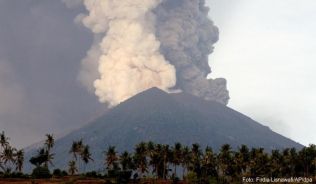 Der Vulkan Mount Agung auf Bali hat nach einer erneuten Eruption Asche hunderte Meter hoch in die Luft geschleudert. Die Behörden haben die höchste Alarmstufe ausrufen lassen. Der Vulkan Mount Agung auf Bali hat nach einer erneuten Eruption Asche hunderte Meter hoch in die Luft geschleudert. Die Behörden haben die höchste Alarmstufe ausrufen lassen.
