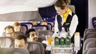 »Was möchten Sie trinken?« - Bei vielen Airlines gibt es auch alkoholische Getränke während des Flugs kostenlos. Aber angetrunkene Gäste können zur Gefahr werden. ##Foto: Deutsche Lufthansa AG »Was möchten Sie trinken?« - Bei vielen Airlines gibt es auch alkoholische Getränke während des Flugs kostenlos. Aber angetrunkene Gäste können zur Gefahr werden