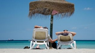 Entspannen am Strand - und künftig auch vor dem Urlaub: Veranstalter von Pauschalreisen dürfen nur noch in Ausnahmefällen mehr als 20 Prozent Anzahlung verlangen##Foto: Julian Stratenschulte Entspannen am Strand - und künftig auch vor dem Urlaub: Veranstalter von Pauschalreisen dürfen nur noch in Ausnahmefällen mehr als 20 Prozent Anzahlung verlangen
