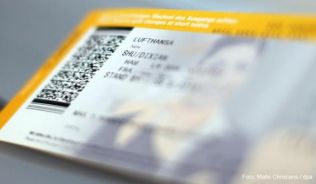 Die Buchungsklasse ist eine von mehreren Informationen auf der Bordkarte. Sie sagt etwas über Optionen wie Umbuchung, Stornierung oder die Möglichkeiten eines Upgrades aus##Foto: Malte Christians / dpa Die Buchungsklasse ist eine von mehreren Informationen auf der Bordkarte. Sie sagt etwas über Optionen wie Umbuchung, Stornierung oder die Möglichkeiten eines Upgrades aus