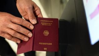 Wer kurz vor der Reise feststellt, dass der Pass abgelaufen ist, muss nicht verzweifeln##Foto: Matthias Balk Wer kurz vor der Reise feststellt, dass der Pass abgelaufen ist, muss nicht verzweifeln