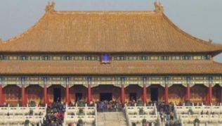 Touristenattraktion erster Güte - die chinesischen Kaiser faszinieren noch immer, ihre »Verbotene Stadt« zieht Besuchermassen an.##Foto: Rumpf/dpa/tmn
