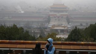 Der Blick auf den Jingshan Park in Peking ist normalerweise ein Highlight. Wegen des Smogs tragen die Besucher derzeit häufig einen Atemschutz## Foto: Rolex Dela Pena Der Blick auf den Jingshan Park in Peking ist normalerweise ein Highlight. Wegen des Smogs tragen die Besucher derzeit häufig einen Atemschutz