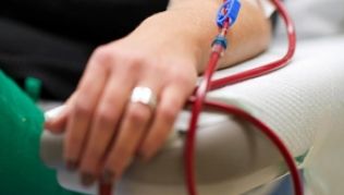 Dialysepatienten, die während ihres Urlaubs eine regelmäßige Blutwäsche brauchen, haben Anspruch auf Kostenübernahme durch die gesetzliche Krankenkasse##Foto: Arno Burgi Dialysepatienten, die während ihres Urlaubs eine regelmäßige Blutwäsche brauchen, haben Anspruch auf Kostenübernahme durch die gesetzliche Krankenkasse