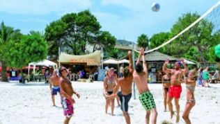 Austoben am Netz: Wenn die Kinder am Pool sind, können sich die Eltern beim Volleyball vergnügen oder auf die faule Haut legen.