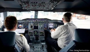 Bei Flügen ab zehn Stunden bekommen Piloten meist die Gelegenheit für eine Schlafpause. Sie ziehen sich dann in einen kleinen Pausenraum zurück##Foto: Daniel Reinhardt/dpa Bei Flügen ab zehn Stunden bekommen Piloten meist die Gelegenheit für eine Schlafpause. Sie ziehen sich dann in einen kleinen Pausenraum zurück