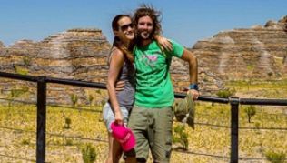 Die Hessen Anita Kisiala und Nico Hopp im Nordwesten Australiens. Mit jedem Stopp eine gute Tat: Das Paar reist um die Welt für den guten Zweck##Foto: Kisiala/Hopp/Privat Die Hessen Anita Kisiala und Nico Hopp im Nordwesten Australiens. Mit jedem Stopp eine gute Tat: Das Paar reist um die Welt für den guten Zweck
