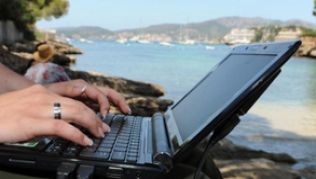 Reisen werden immer häufiger im Internet gebucht und Urlaubsfotos gepostet. So hinterlassen User ihre Daten. Es entsteht ein Profil des Reisenden##Foto: Patrick Seeger Reisen werden immer häufiger im Internet gebucht und Urlaubsfotos gepostet. So hinterlassen User ihre Daten. Es entsteht ein Profil des Reisenden
