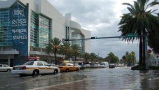 Urlauberparadies in Gefahr: Die Alton Road in Miami ist mal wieder überschwemmt.##Foto: Florida Climate Institute Miami (dpa) Urlauberparadies in Gefahr: Die Alton Road in Miami ist mal wieder überschwemmt.