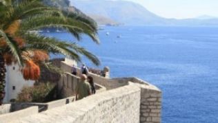 Ein Spaziergang auf der Stadtmauer von Dubrovnik ist einfach ein Muss.##Foto: Möhl/dpa/tmn