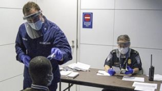 An fünf Flughäfen in den USA, darunter Chicago (im Bild), müssen sich Reisende aus den Ebola-Regionen einer Kontrolle in einer Isolierzone unterziehen##Foto: Us Cbp An fünf Flughäfen in den USA, darunter Chicago (im Bild), müssen sich Reisende aus den Ebola-Regionen einer Kontrolle in einer Isolierzone unterziehen