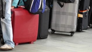 Passagiere warten am Airport: Angesichts der Ebola-Epidemie kontrollieren die Behörden in Westafrika den Flugverkehr inzwischen streng##Foto: Jan Woitas Passagiere warten am Airport: Angesichts der Ebola-Epidemie kontrollieren die Behörden in Westafrika den Flugverkehr inzwischen streng