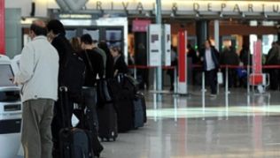Passagiere am Flughafen Sydney: Australien stellt momentan keine Visa für Reisende aus Guinea, Liberia und Sierra Leone aus##Foto: Dean Lewins/Archiv Passagiere am Flughafen Sydney: Australien stellt momentan keine Visa für Reisende aus Guinea, Liberia und Sierra Leone aus