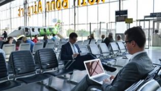 WLAN für alle: Am Flughafen Köln-Bonn dürfen die Reisenden kostenlos und unbegrenzt surfen##Foto: Flughafen Köln-Bonn WLAN für alle: Am Flughafen Köln-Bonn dürfen die Reisenden kostenlos und unbegrenzt surfen