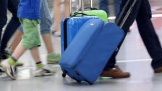 Fluggesellschaften dürfen dem aktuellen Urteil zufolge für aufgegebenes Gepäck Zusatzgebühren verlangen##Foto: Roland Weihrauch Fluggesellschaften dürfen dem aktuellen Urteil zufolge für aufgegebenes Gepäck Zusatzgebühren verlangen