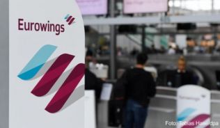 Auch Eurowings ist jetzt von Flugausfällen betroffen. Die Fluggesellschaft muss eine Ersatzbeförderung anbieten##Foto: Tobias Hase/dpa Auch Eurowings ist jetzt von Flugausfällen betroffen. Die Fluggesellschaft muss eine Ersatzbeförderung anbieten