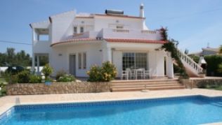 Ein Pool kann je nach Mietvertrag im Urlaub eine Kostenfalle sein.##Foto: Gunnar Nienhaus Ein Pool kann je nach Mietvertrag im Urlaub eine Kostenfalle sein.