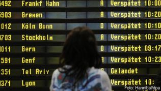 Bei einer großen Flug-Verspätung wird für die Passagiere eine Entschädigung fällig. Doch es können auch außergewöhnliche Umstände gelten##Foto: Hannibal/dpa Bei einer großen Flug-Verspätung wird für die Passagiere eine Entschädigung fällig. Doch es können auch außergewöhnliche Umstände gelten