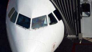 Erst wenn sich die Tür des Flugzeugs öffnet, ist es angekommen. Danach richtet sich die Bestimmung von Flugverspätungen##Foto: Caroline Seidel Erst wenn sich die Tür des Flugzeugs öffnet, ist es angekommen. Danach richtet sich die Bestimmung von Flugverspätungen