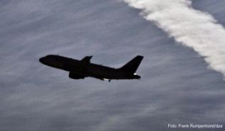 Passagiere, die am Boden bleiben müssen, können mit einer Entschädigung rechnen##Foto: Frank Rumpenhorst/dpa Passagiere, die am Boden bleiben müssen, können mit einer Entschädigung rechnen