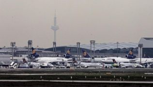 Am Frankfurter Flughafen soll es wegen Ebola vorerst keine auf stärkeren Sicherheitsmaßnahmen geben##Foto: Fredrik von Erichsen Am Frankfurter Flughafen soll es wegen Ebola vorerst keine auf stärkeren Sicherheitsmaßnahmen geben
