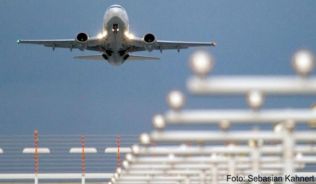 Das Flugzeug ist statistisch gesehen das sicherste Verkehrsmittel. Viele Menschen haben dennoch Flugangst. Diese können sie in Seminaren besiegen.##Foto: Sebastian Kahnert / dpa Das Flugzeug ist statistisch gesehen das sicherste Verkehrsmittel. Viele Menschen haben dennoch Flugangst. Diese können sie in Seminaren besiegen.
