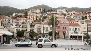 Da Samos auf der Route vieler Flüchtlinge liegt, wird die griechische Insel von Touristen gemieden. Reiseveranstalter mache nun Schnäppchenangebote ##Foto: Christian Charisius Da Samos auf der Route vieler Flüchtlinge liegt, wird die griechische Insel von Touristen gemieden. Reiseveranstalter mache nun Schnäppchenangebote