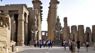 Vor Reisen in einige Teile Ägyptens wird regelmäßig gewarnt. Auch Ausflugsziele wie der Luxor Tempel waren in der Vergangenheit schon betroffen##Foto: Str Vor Reisen in einige Teile Ägyptens wird regelmäßig gewarnt. Auch Ausflugsziele wie der Luxor Tempel waren in der Vergangenheit schon betroffen