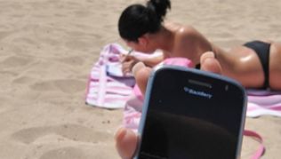Kurz zuhause anrufen, in die Mails schauen oder lieber das Telefon ganz ausstellen? Viele deutsche Urlauber sind sich nicht sicher, welche Handykosten im Urlaub anfallen können.##Foto: Patrick Seeger Kurz zuhause anrufen, in die Mails schauen oder lieber das Telefon ganz ausstellen? Viele deutsche Urlauber sind sich nicht sicher, welche Handykosten im Urlaub anfallen können.