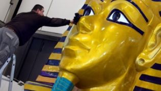 Überdimensionale »Goldmaske« des ägyptischen Pharaos Tutanchamun auf dem Messegelände: Mehr als 12.000 Aussteller präsentieren auf der ITB ihre Reiseangebote. Partnerland ist Ägypten.##Foto: Wolfgang Kumm Überdimensionale »Goldmaske« des ägyptischen Pharaos Tutanchamun auf dem Messegelände: Mehr als 12.000 Aussteller präsentieren auf der ITB ihre Reiseangebote. Partnerland ist Ägypten.