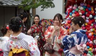 Miet-Kimonos sind in Kyoto eine beliebte Attraktion bei den Touristen ##Foto: Birgit Reichert/dpa Miet-Kimonos sind in Kyoto eine beliebte Attraktion bei den Touristen